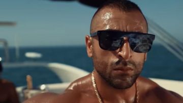 Les lunettes de soleil dans le clip Jour de paye de Rimkus feat. Koba LaD & Lacrim