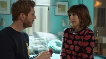 Pull à coeurs rouges de la garde-robe de Carmen (Paula Malia) dans la série TV Valeria (Saison 2 Episode 5)