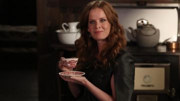 Chaqueta de cuero de Zelena (Rebecca Mader) en el armario y la ropa de la serie Once Upon a Time (S06E05)