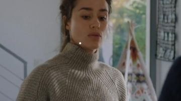The Irish sweater super structured of Chloe Marzin (Alice David) in the series Lies (S01E02)