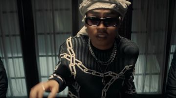 The hooded sweatshirt printed chain of OBOY in her video clip Louis V