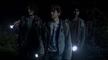 T-shirt worn by Ooker (Louis Oliver) in Midnight Mass TV series (Season 1)