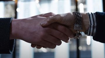 Bracelet porté par Trinity (Carrie-Anne Moss) comme on le voit dans le film Matrix Resurrections