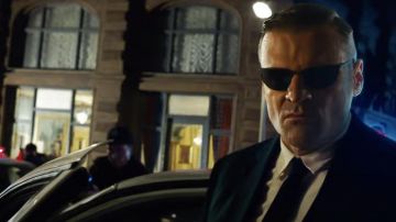 Les lunettes de soleil portées par l&#39;Agent Johnson (Daniel Bernhardt) dans le film Matrix Resurrections