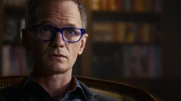 Les lunettes bleues portées par Neil Patrick Harris comme on le voit dans le film Matrix Resurrections