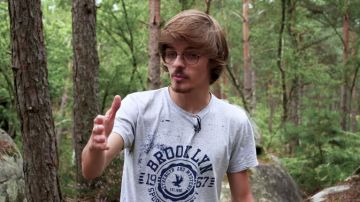 Le t-shirt Brooklyn porté par Fuze dans sa vidéo YouTube J'ai survécu 24h comme dans Minecraft en vrai... (dans la forêt)