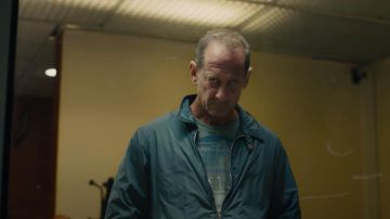 Coupe-vent bleu porté par Vincent Legrand (Vincent Lindon) comme on le voit dans le film Titane