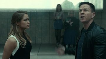 Débardeur noir blanc porté par Nora Brightman (Sophie Cookson) comme on le voit dans le film Infinite garde-robe