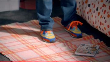 The multicolored sneakers of Isa Martinet (Alix Poisson) in the series Parents manual