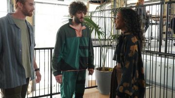 Chándal Verde Colorblock usado por Dave (Lil Dicky) en los atuendos de la serie de televisión DAVE (S02E02)