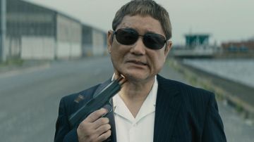 Les lunettes de soleil portées par Otomo (Takeshi Kitano) dans Outrage Coda