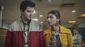 Imprimé à Volants Chemisier porté par Ruby Matthews (Mimi Keene) comme on le voit dans l&#39;Éducation Sexuelle des séries télévisées tenues (Saison 3 Épisode 3)