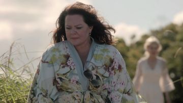 Kimono floral usado por Frances Welty (Melissa McCarthy) como se ve en Nine Perfect Strangers (S01E07)