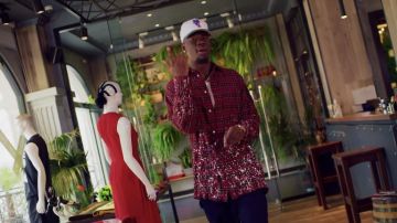 La camisa roja a cuadros con virutas de pintura usada por Franglish en el clip Excuse my French de L'Algérino