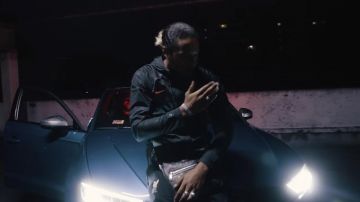 La sacoche portée par dans Malty 2BZ dans son clip Freestyle Drill #5