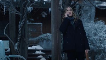 Manteau porté par Alex Levy (Jennifer Aniston) comme on le voit dans The Morning Show série TV (Saison 2 Épisode 1)