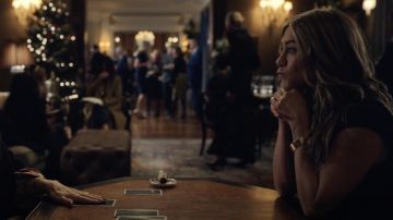 Bracelet en or porté par Alex Levy (Jennifer Aniston) comme on le voit dans The Morning Show série TV (S02E01)