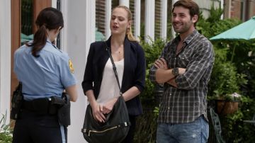 The handbag worn by Chloe Tusignant (Nora Arnezeder) in the looks of the series Zoo (Season 1 Episode 8)