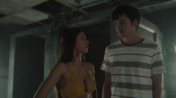 Bralette amarillo usado por Ruby Matthews (Mimi Keene) en trajes de Sex Education (Temporada 3 Episodio 1)