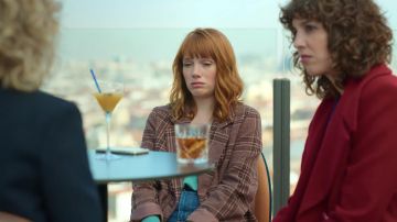 The plaid coat worn by Valeria (Diana Gomez) in the wardrobe of the series Valeria (Season 2 Episode 6)