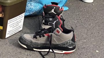 Les sneakers Jordan sur une photo prise dans la rue