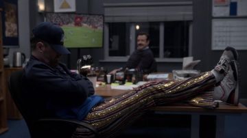 Pantalon doré porté par Coach Beard (Brendan Hunt) comme on le voit dans les tenues de la série télévisée Ted Lasso (S02E09)
