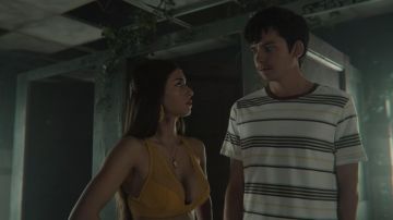 Sujetador amarillo / naranja usado por Ruby Matthews (Mimi Keene) como se ve en los atuendos de Sex Education (S03E01)