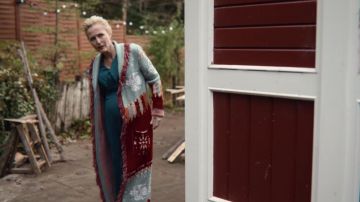 Knit tunic cardi worn by Jean Milburn (Gillian Anderson) in Sex Education outfits (Season 3 Episode 6)