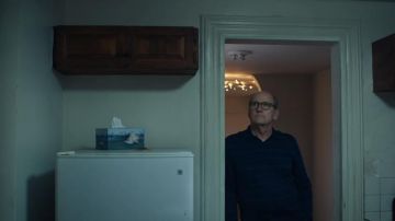 Chemise bleue polo portée par Erik Blake (Richard Jenkins) comme on le voit dans le film Les Humains