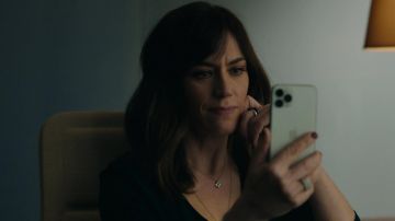 Collier pendentif porté par Wendy Rhoades (Maggie Siff) comme on le voit dans des Milliards de séries TV (Saison 5 Épisode 10)