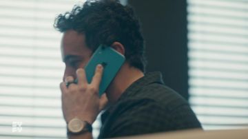 Reloj usado por el Padre Phil Orley (Adam Korson) como se ve en la serie de televisión SurrealEstate (Temporada 1 Episodio 6)