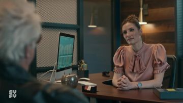 Chemisier rose porté par Susan Ireland (Sarah Levy) comme on le voit dans les tenues SurrealEstate (Saison 1 Épisode 3)