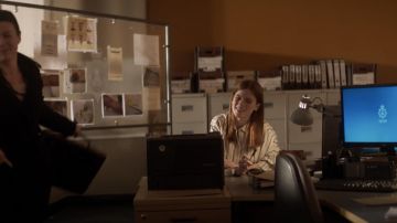 Camisa a rayas usada por DS Kirsten Longacre (Rose Leslie) como se ve en Vigil (Temporada 1 Episodio 4)