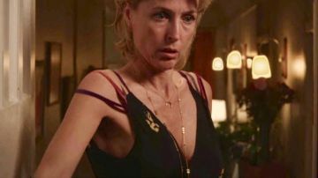 The long golden collar of Jean Milburn (Gillian Anderson) in the series Sex Education (Season 3 Episode 3)