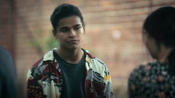 Chemise imprimée portée par l'Ours (D'Pharaon Woon-A-Tai) comme on le voit dans la Réservation Chiens Tenues (S01E08)