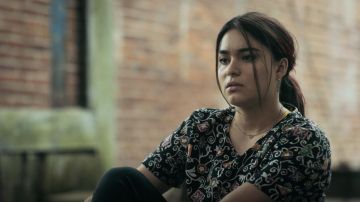 T-shirt imprimé porté par Elora Danan (Kawennáhere Devery Jacobs) comme on le voit dans Réservation Chiens garde-robe (Saison 1 Épisode 8)