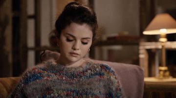 Pull en laine multicolore porté par Mabel Mora (Selena Gomez) comme on le voit dans Seuls les Meurtres dans le Bâtiment garde-robe (S01E02)
