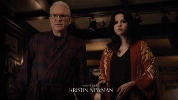 Kimono Robe de Chambre porté par Mabel Mora (Selena Gomez) comme on le voit dans Seuls les Meurtres dans le Bâtiment (S01E04)