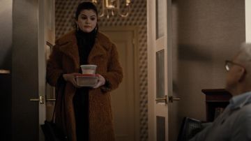 Sac à dos en cuir porté par Mabel Mora (Selena Gomez) comme on le voit dans Seuls les Meurtres dans le Bâtiment (S01E06)