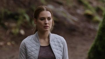 Diamant ou pavé rond collier porté par Melinda Monroe (Alexandra Breckenridge) dans Virgin River série Télé (Saison 2 Épisode 5)