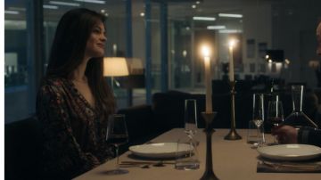 Camisa impresa usada por Chelz (Caroline Day) en trajes de Billions (Temporada 5 Episodio 10)
