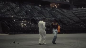 Les baskets blanches portées par Tayc dans son clip Crystal Destiny : La Tournée