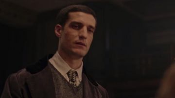 Corbata impresa usada por Dedin (Louis Garrel) como se ve en la película The Story of My Wife