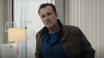 Camisa azul a cuadros usada por el agente especial Jess LaCroix (Julian McMahon) como se ve en la serie de televisión del FBI (Temporada 4 Episodio 1)