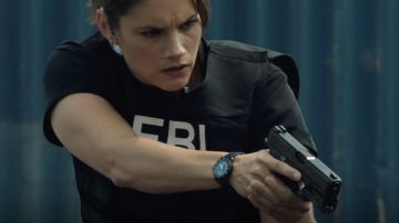 Reloj redondo usado por la agente especial Maggie Bell (Missy Peregrym) como se ve en la serie de televisión del FBI (S04E01)