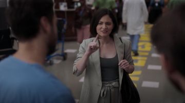 Traje Blazer usado por el Dr. Wilder (Sandra Mae Frank) como se ve en los atuendos de la serie de televisión New Amsterdam (Temporada 4 Episodio 1)