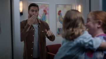 Chemise brune portée par le Dr Max Goodwin (Ryan Eggold) comme on le voit dans la nouvelle série télévisée d'Amsterdam (Saison 4 Épisode 1)