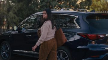 Pantalones de cuadros marrones usados por Meera Parsons (Freida Pinto) como se ve en la película Intrusion