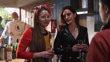 Chandail Color Block porté par Rosie (Jessie Cave) comme on le voit dans les tenues de Tampon de la série TV (Saison 1)