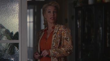 Abrigo impreso usado por Jean Milburn (Gillian Anderson) en trajes de Sex Education (Temporada 2 Episodio 4)